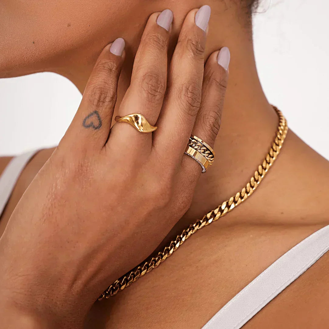 Anillo de Curva Chapado en Oro de 18K